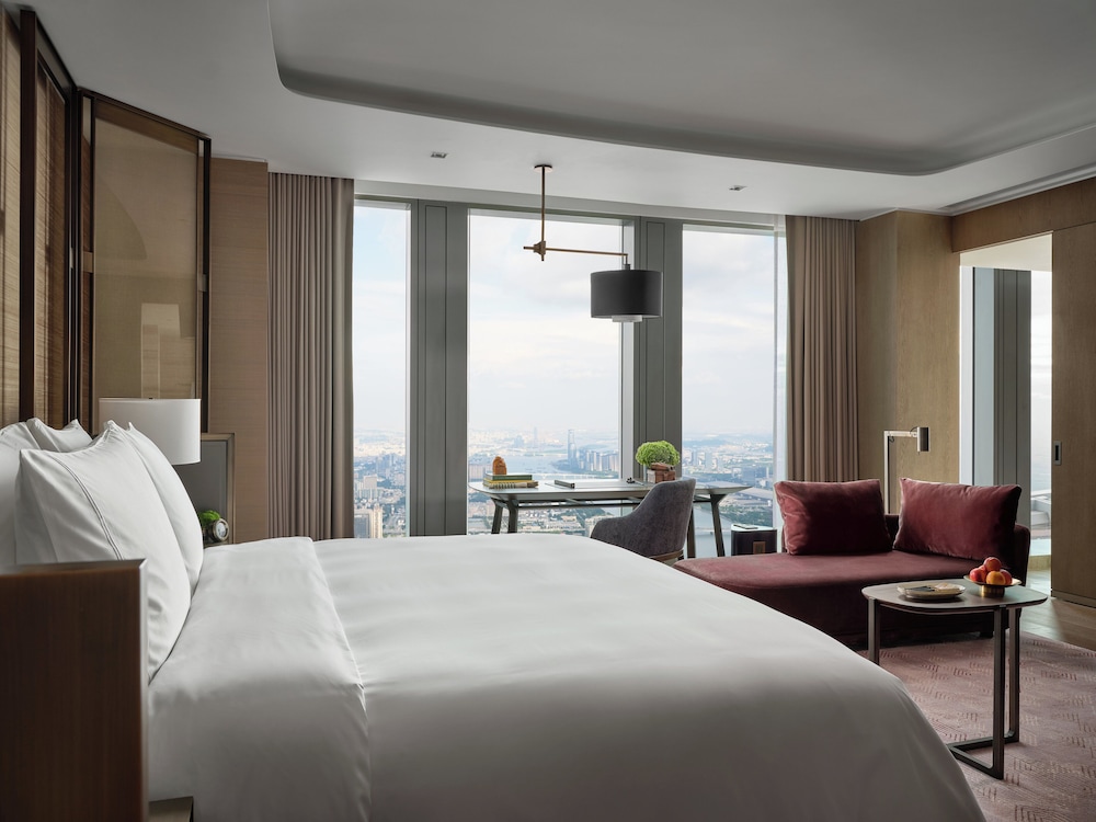 PREMIER KING ROOM