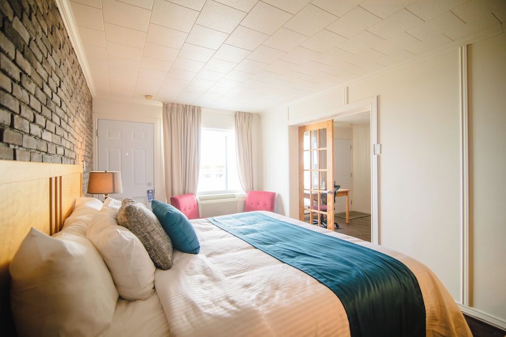 Signature, Pavilion, Suite, King Bed, Sofa