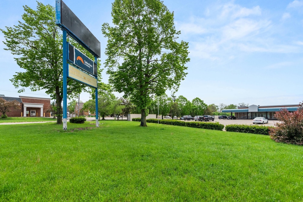 Suburban Studios Fairborn - Dayton 44/49