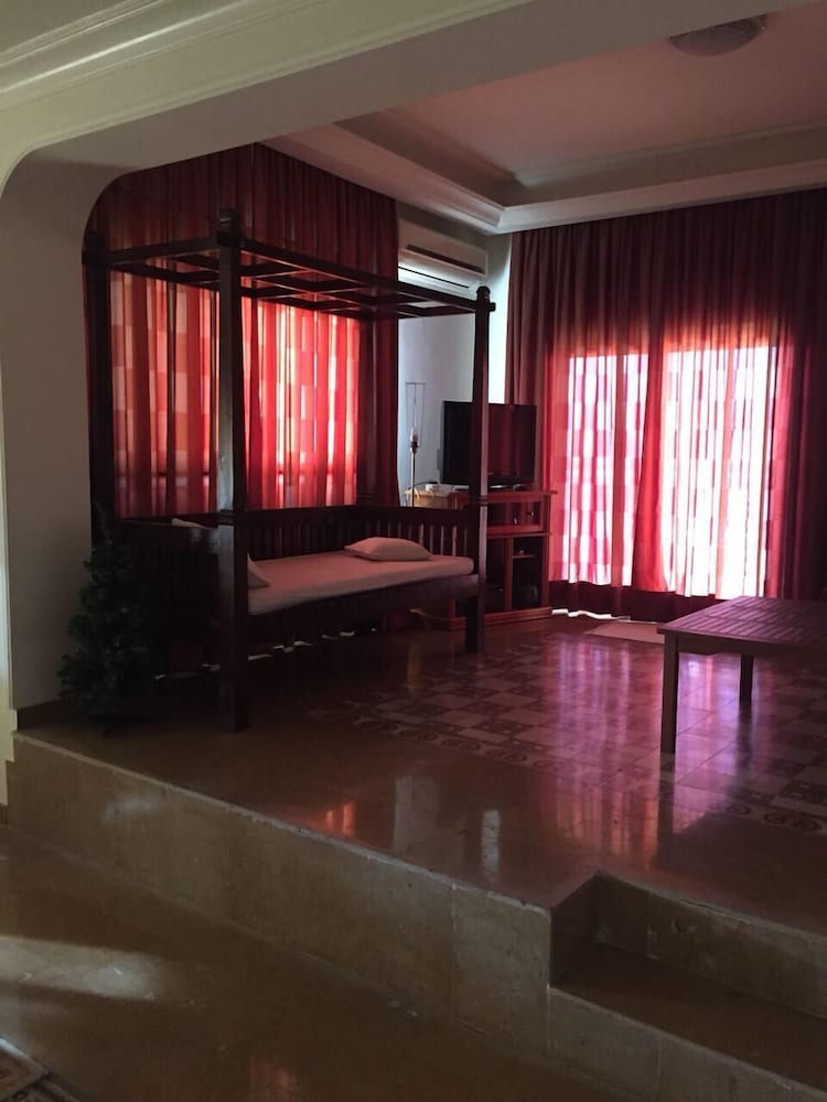 Leone Private Residence 7/14