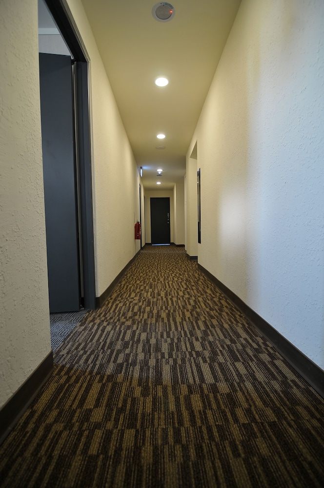 Century Hotel 41/46