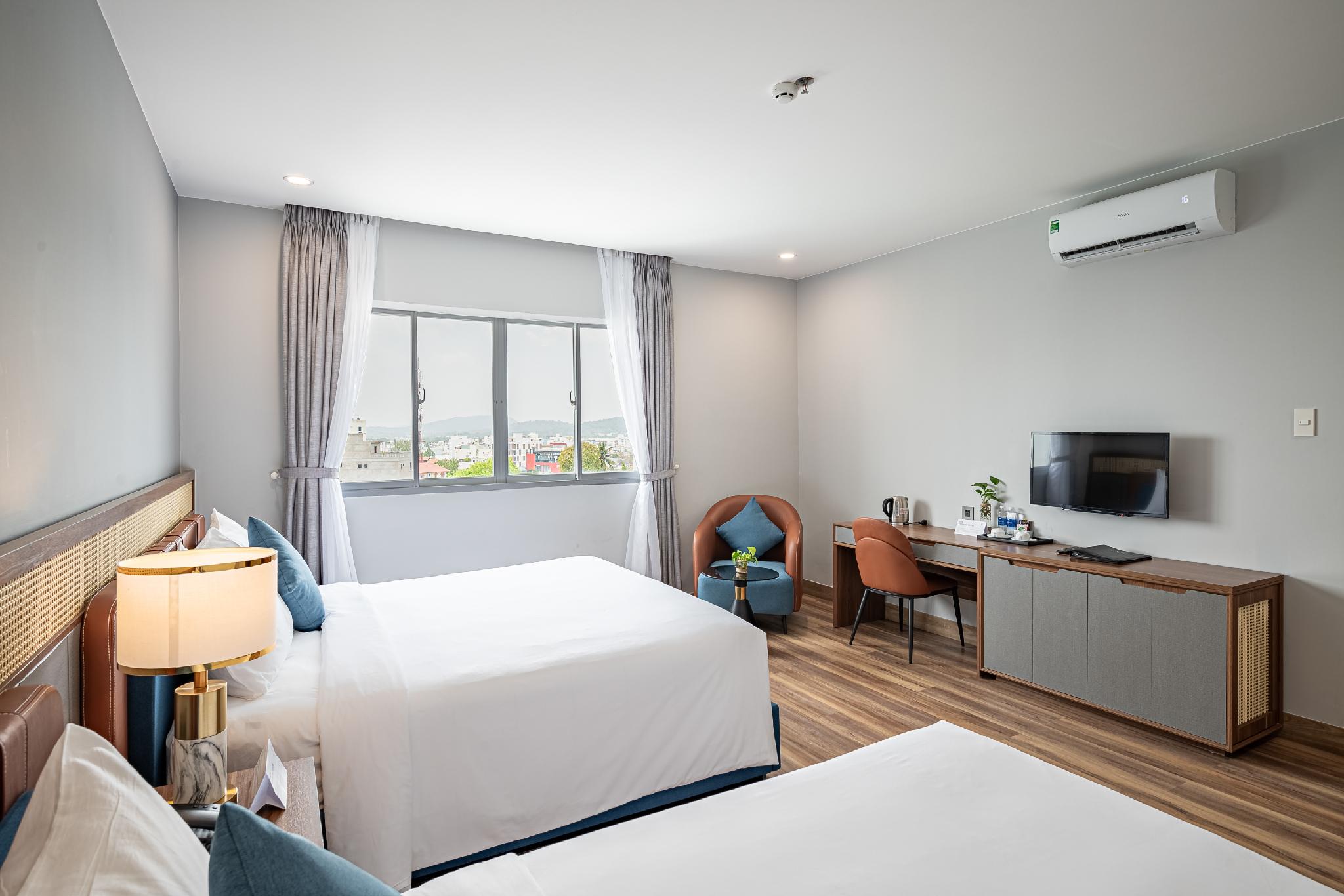 Deluxe, Twin Beds, City View