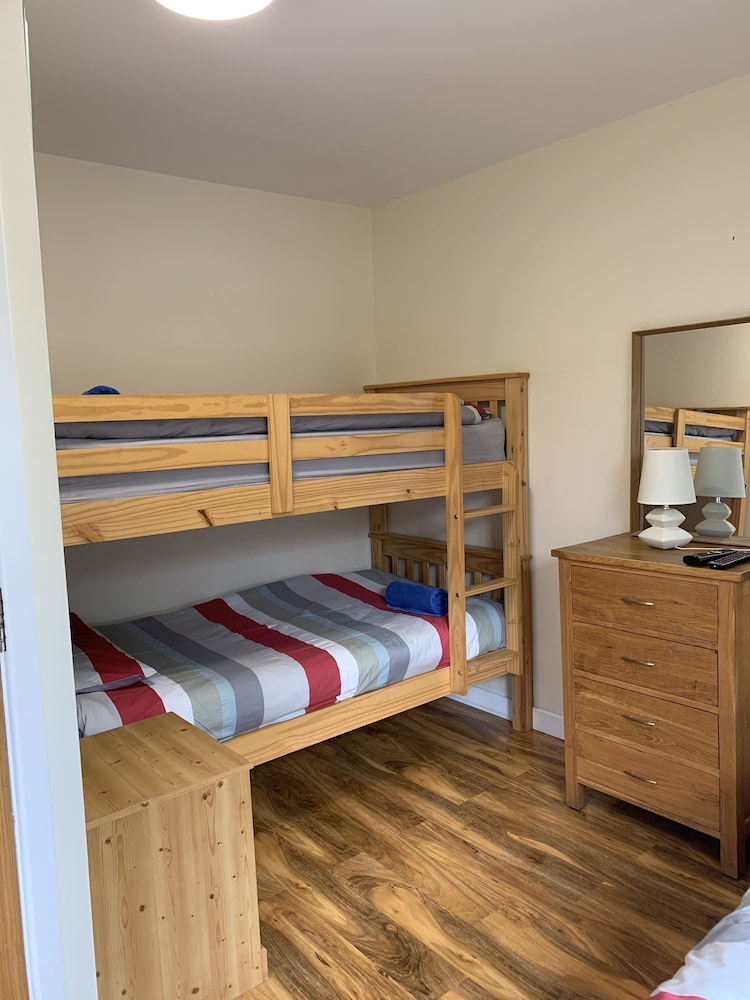 ROOM, TRIPLE, EXTERIOR ENTRANCE