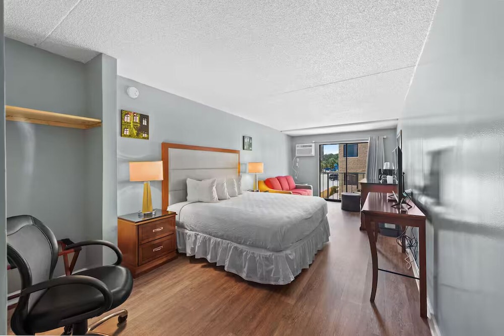 Capital O Sunset Waves Hotel Myrtle Beach Oceanfront 37/63