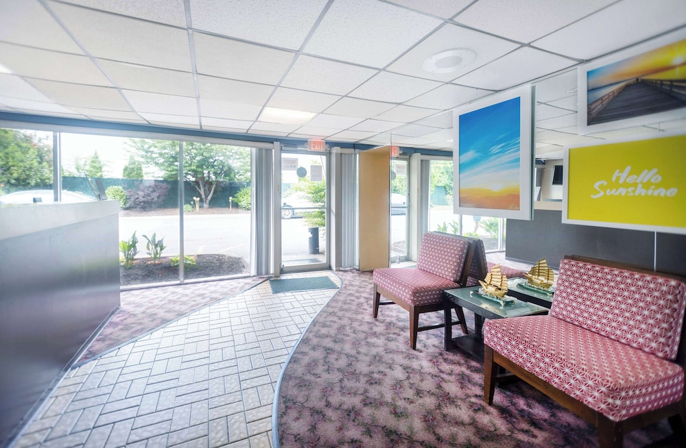 Days Inn by Wyndham Hicksville Long Island 13/20