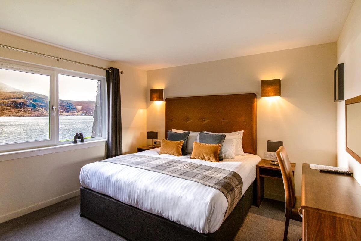 Superior, King Bed, Loch View