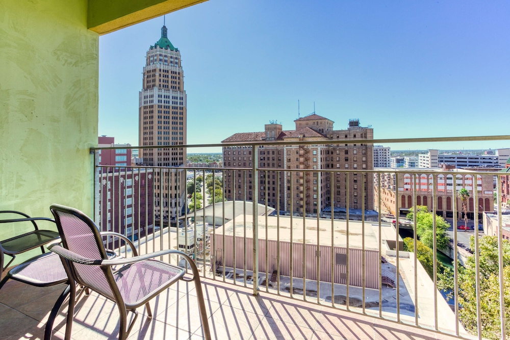Drury Plaza Hotel San Antonio Riverwalk 41/43