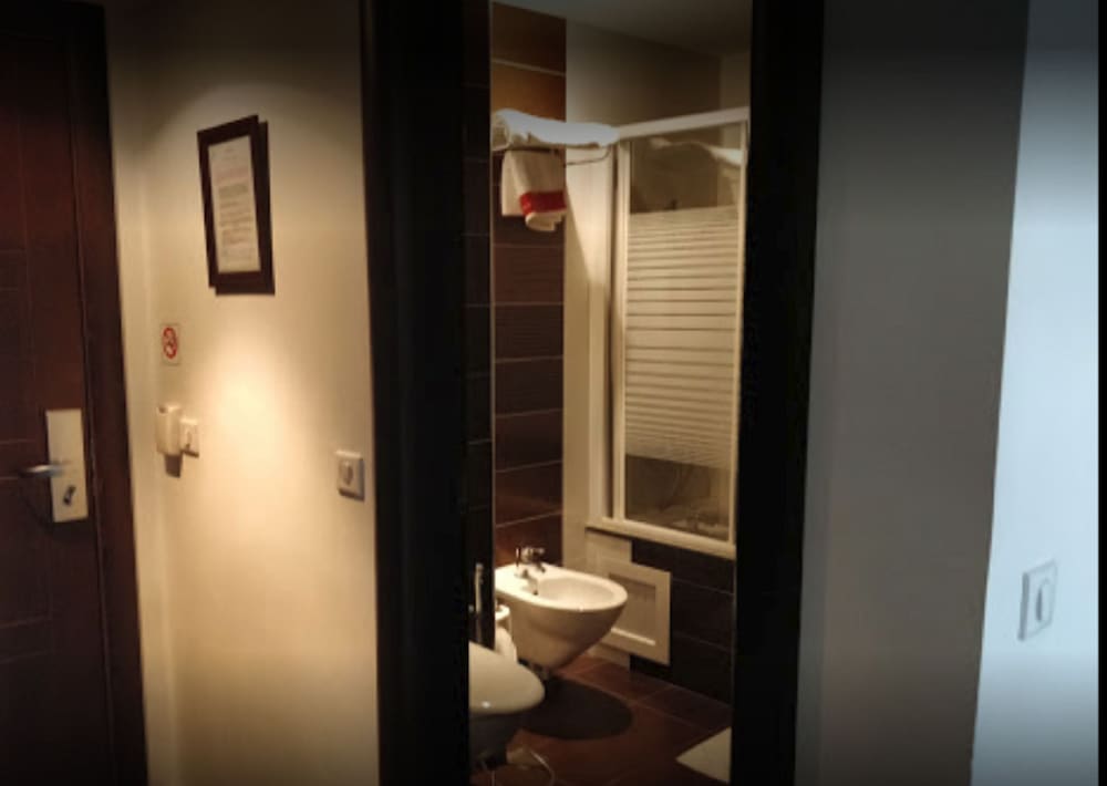 CLEAN HOTEL 62/62
