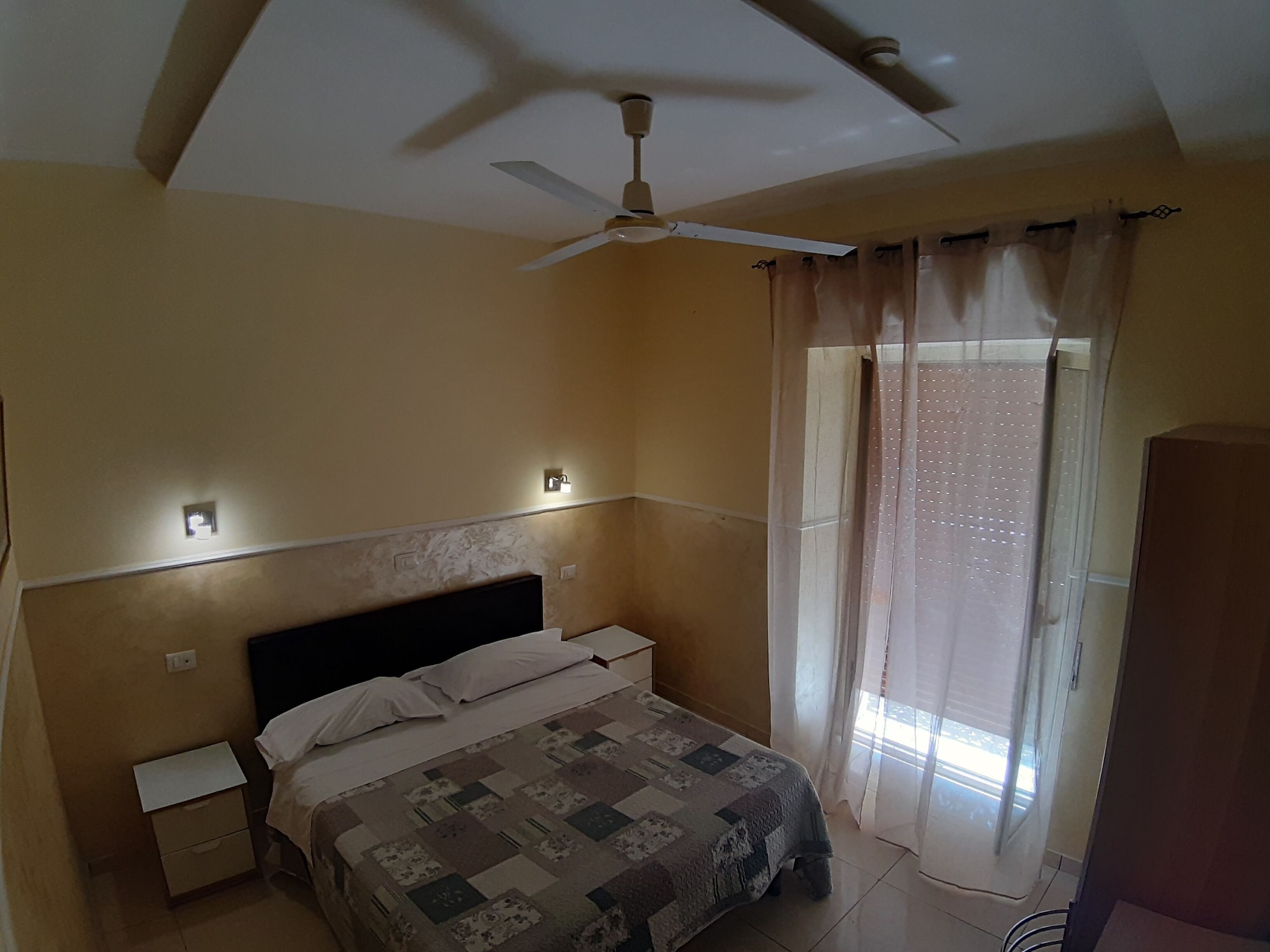 ROOM, DOUBLE OR TWIN BED