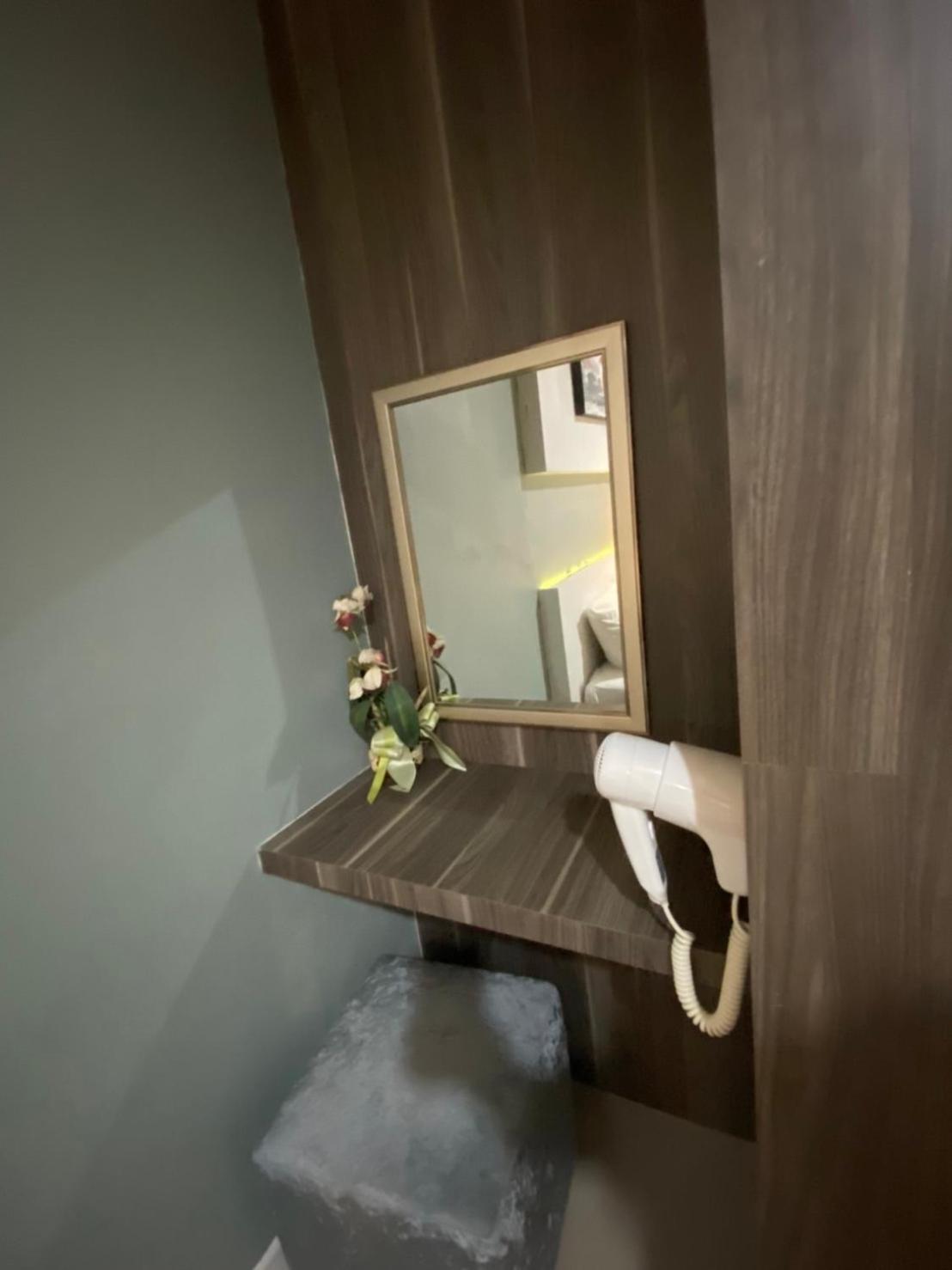 We Resident Hotel 31/33