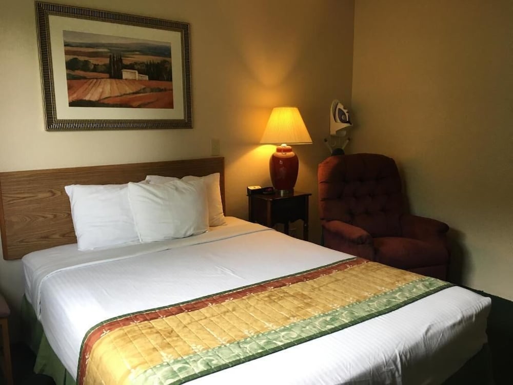Americas Best Value Inn and Suites-Cassville/Roaring River 16/42
