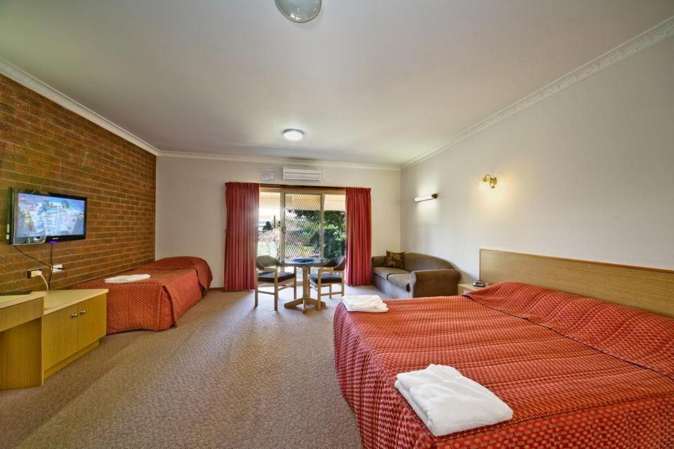 Paradise Lakes Motel 8/24