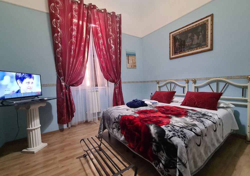Comfort, Town House, Queen and Twin Beds