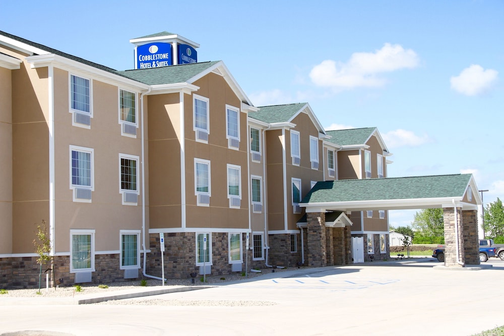 Cobblestone Hotel & Suites - Devils Lake 1/62
