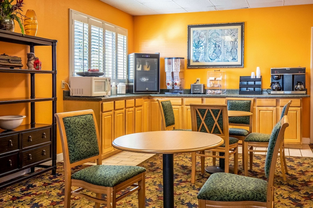 Econo Lodge Knoxville West - Turkey Creek 30/33