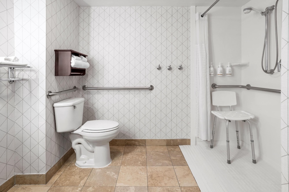 Wingate by Wyndham Cranberry 69/69