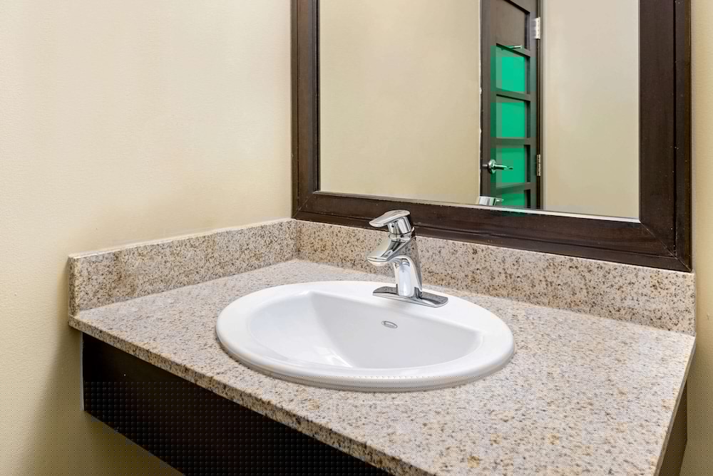 La Quinta Inn & Suites by Wyndham Oshawa 27/48