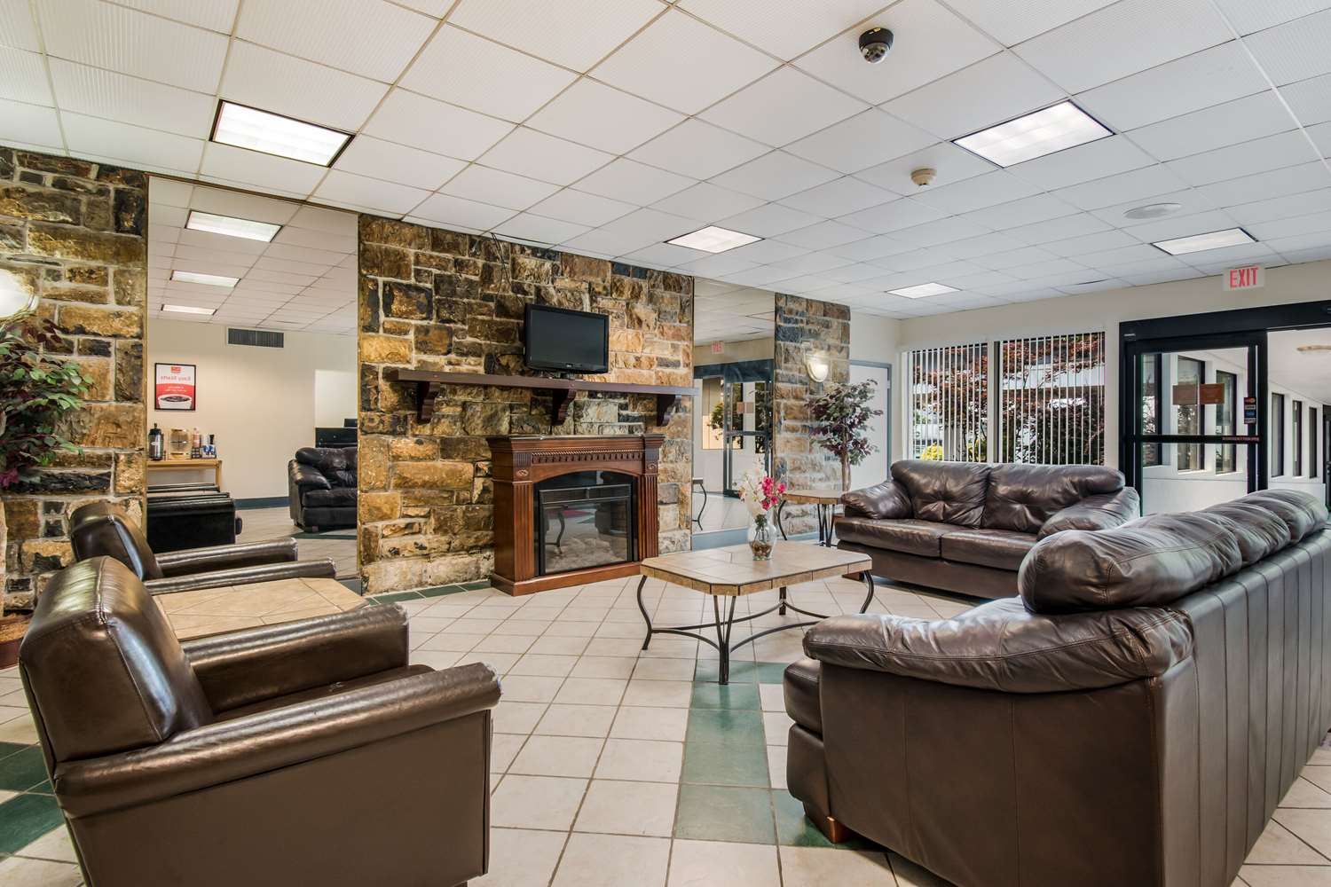 Econo Lodge Inn & Suites Chambersburg Central 19/27