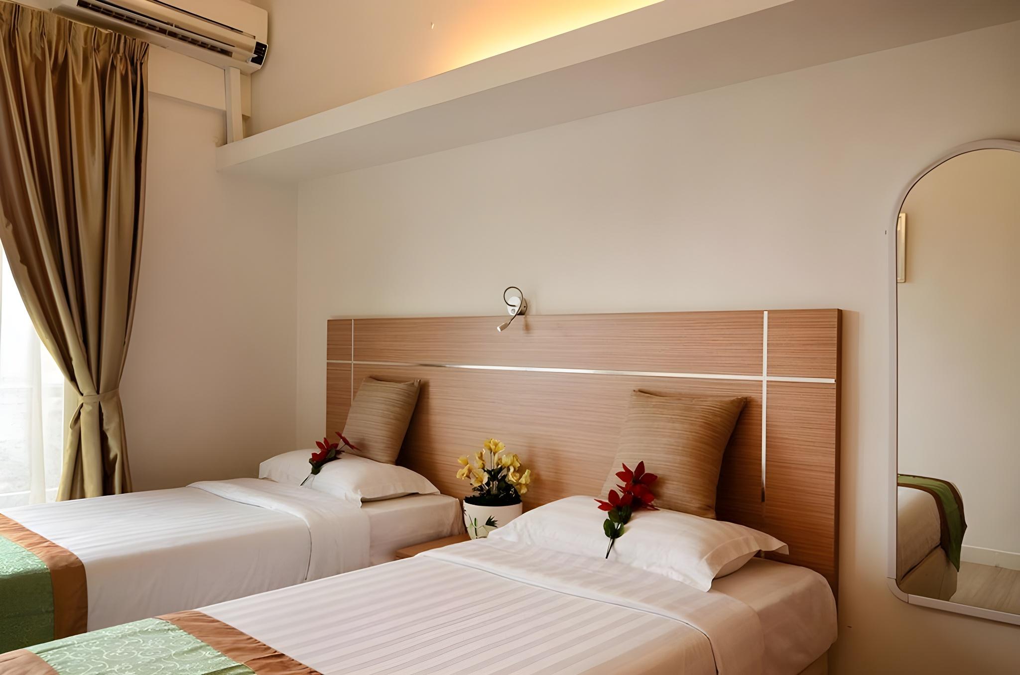 Middle, Twin Beds, Shared Bathroom