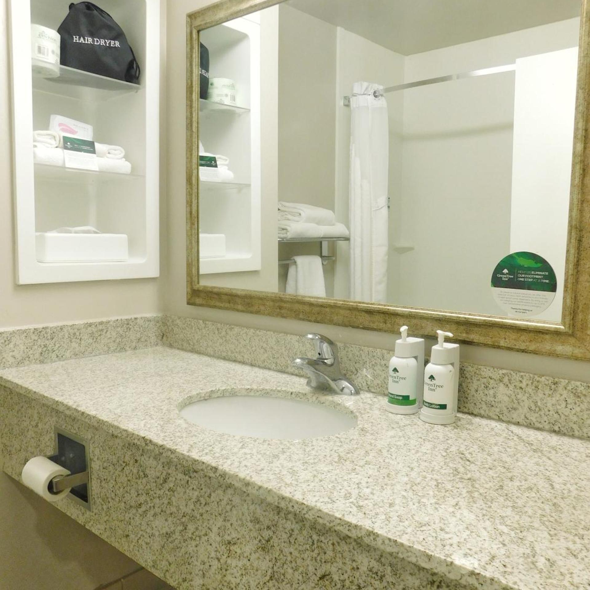 غرفة بسرير كوين لذوي الإعاقة، Greentree Inn Suites In Pinetop 2/3