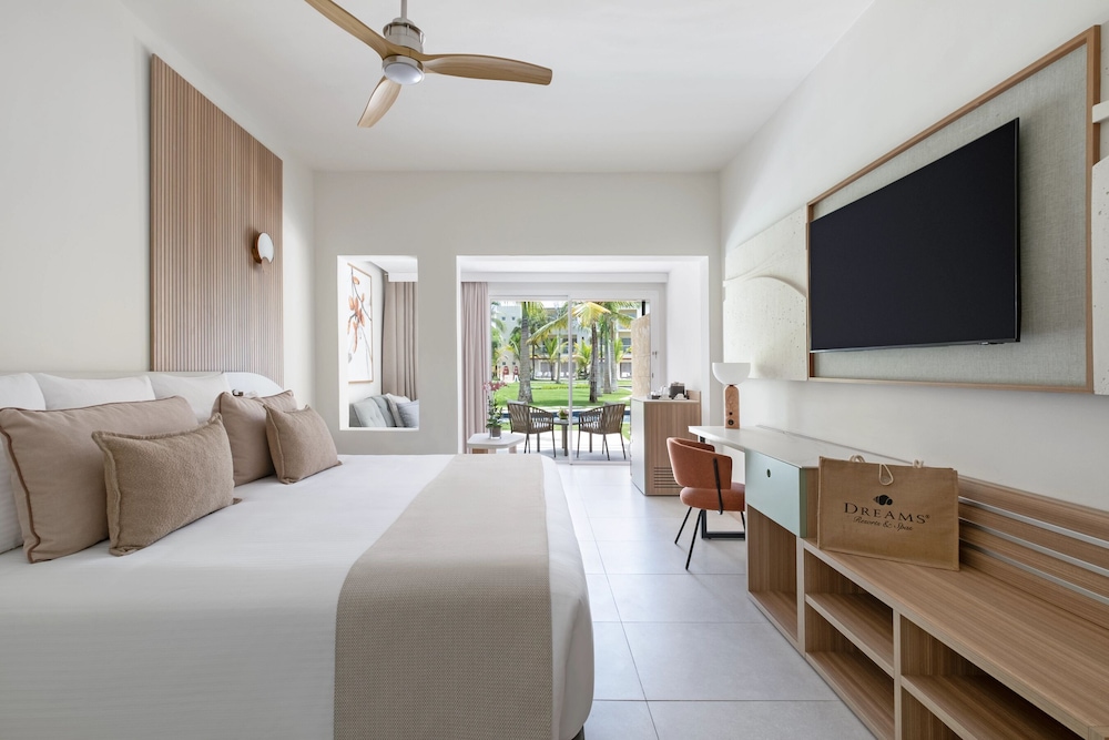 Preferred Club, Junior Suite, King Bed, Pool Terrace