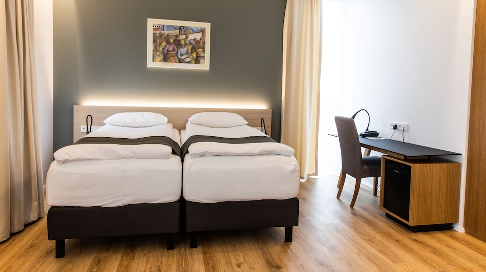 Hotel South Coast 21/64