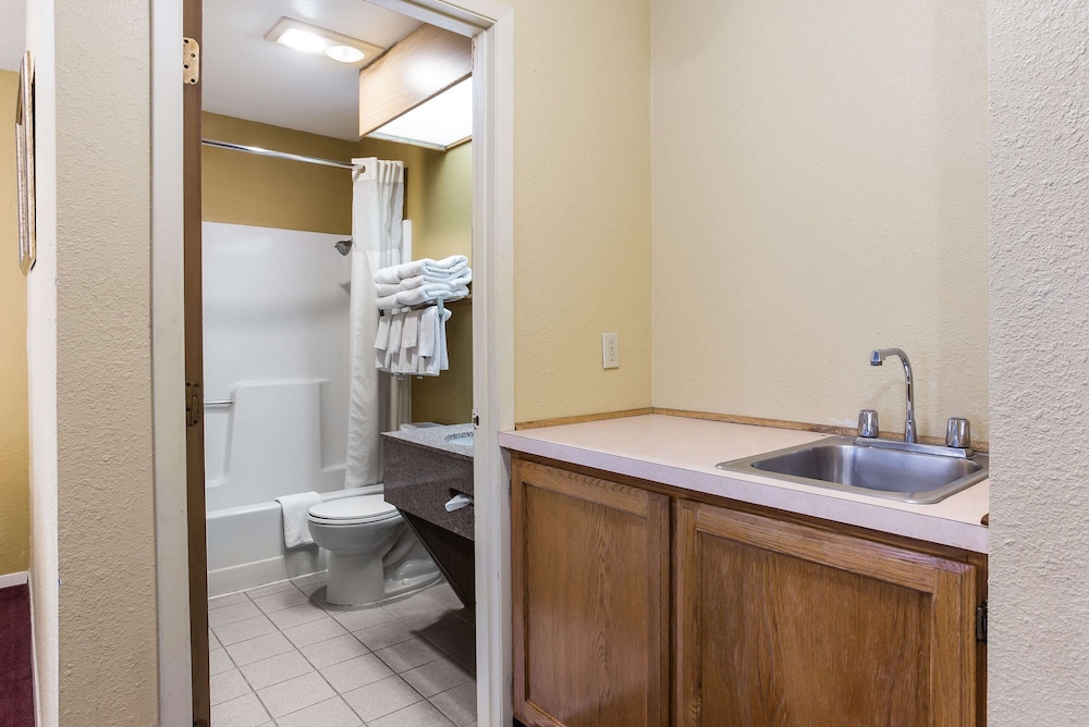 Quality Inn Airport Boise ID 49/50