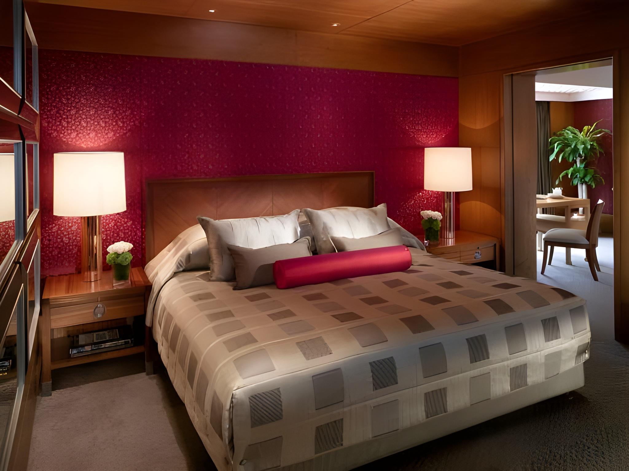 Suite, Queen Bed, Statue Square View
