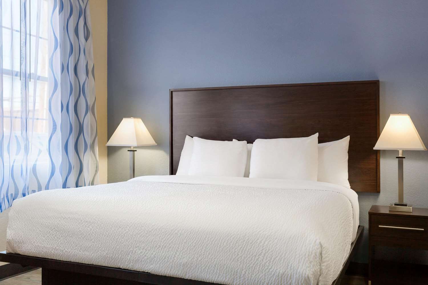 Days Inn and Suites by Wyndham Euless DFW Airport South 33/57