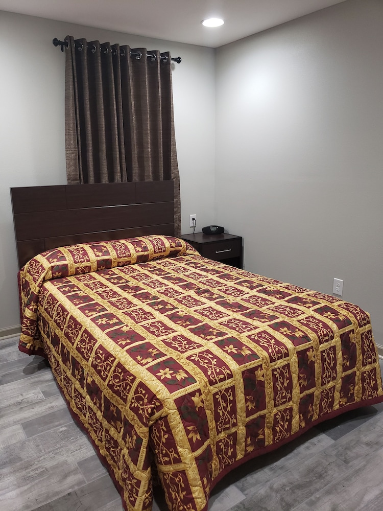 ROOM, DOUBLE BED