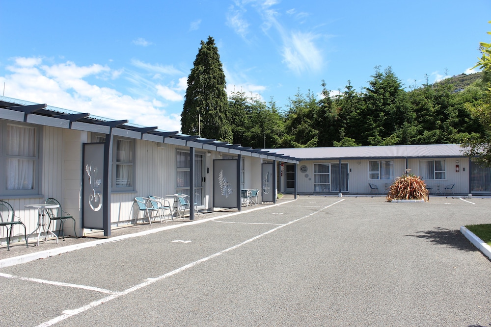 Fairy Springs Motel 44/59
