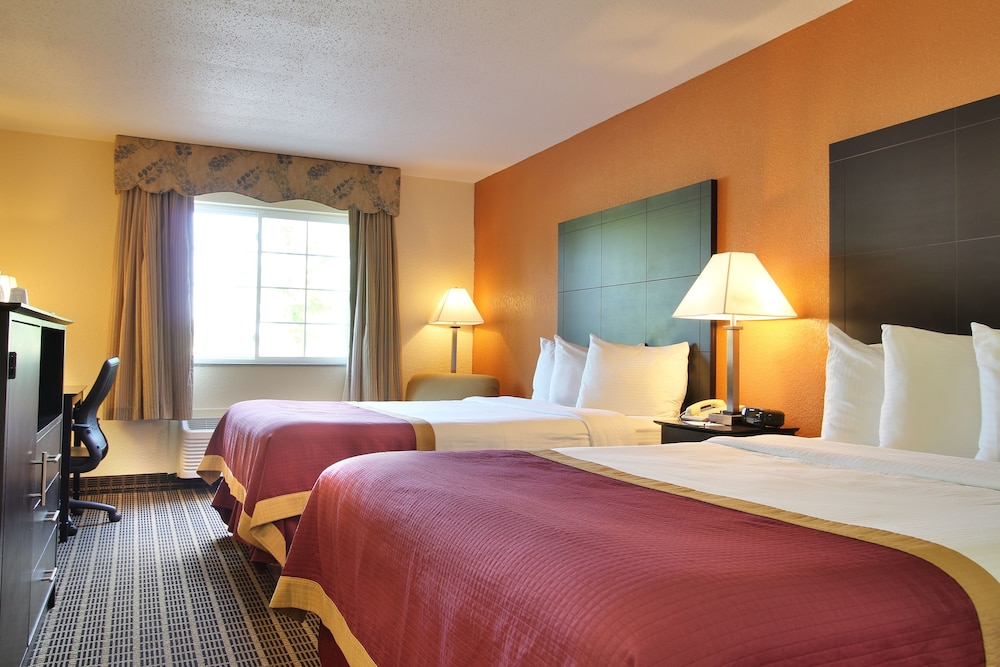 Baymont By Wyndham Muskegon 16/49