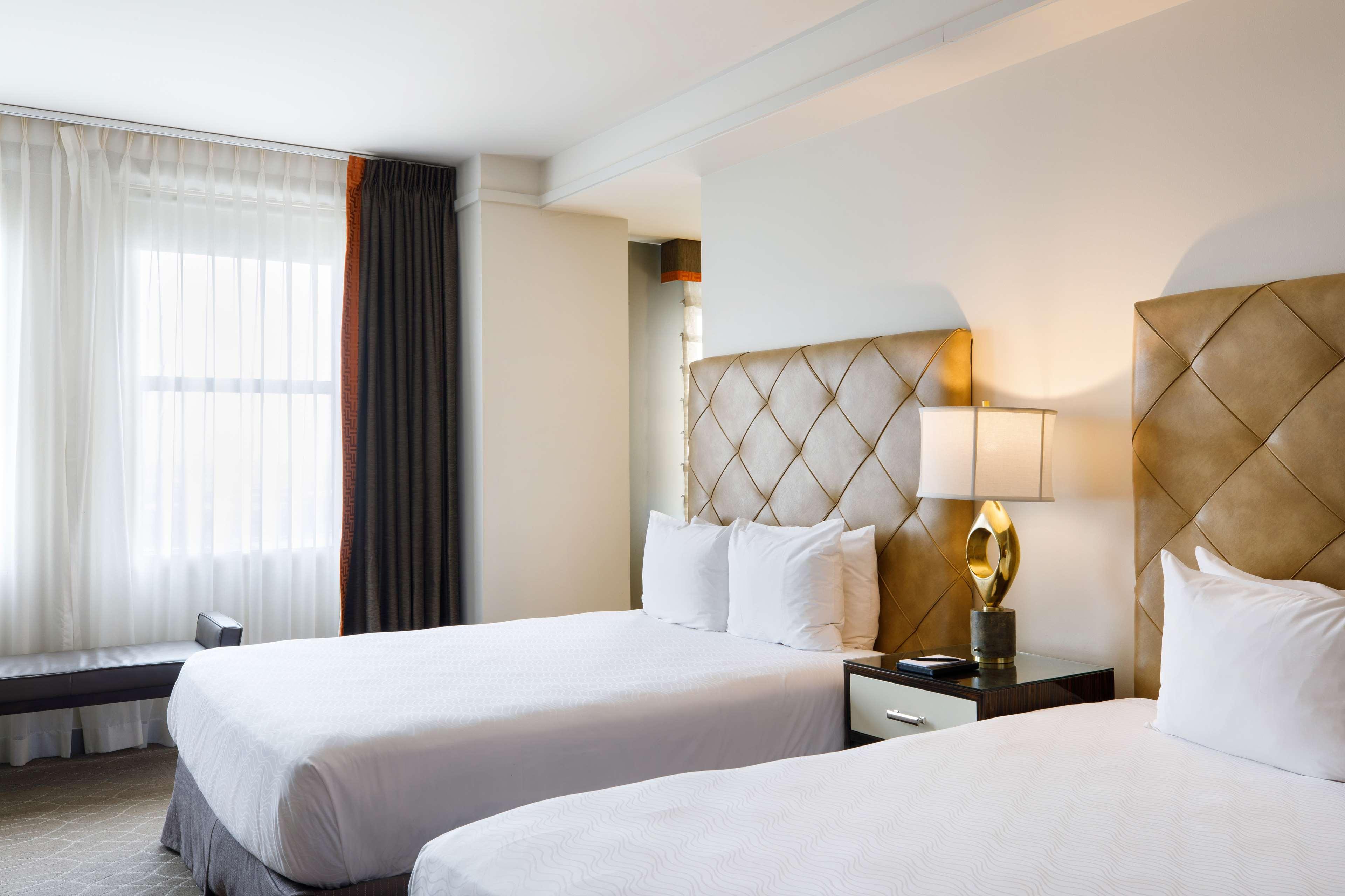 غرفة ديلوكس بسرير كوين، Colcord Hotel Oklahoma City, Curio Collection by Hilton 6/10