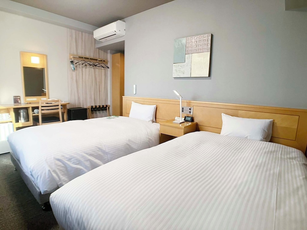 Room, Twin Beds, Smoking