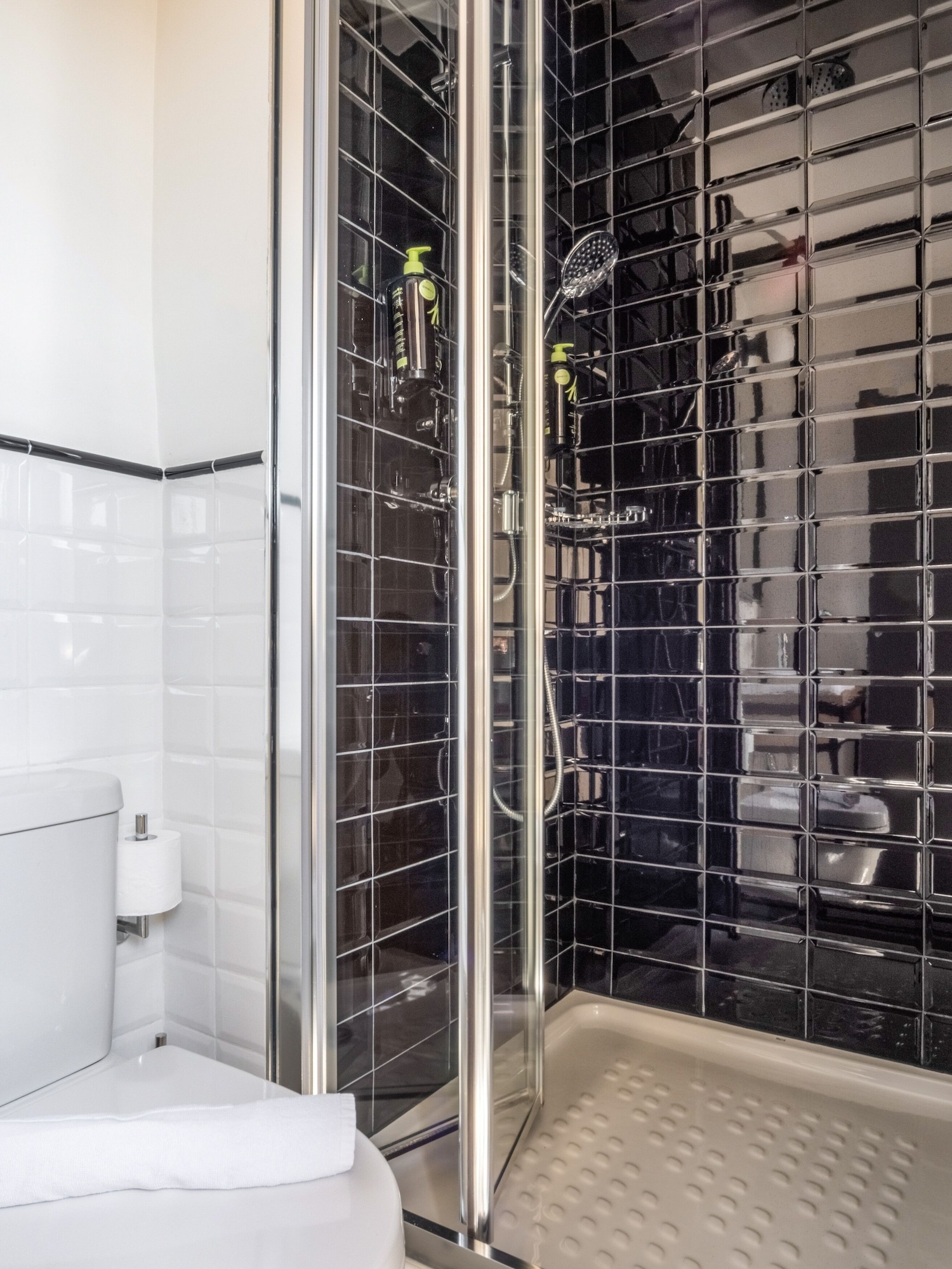شقة بسرير كوين بغرفة نوم واحدة مع أريكة، Limehome Madrid Calle de la Madera 5/5