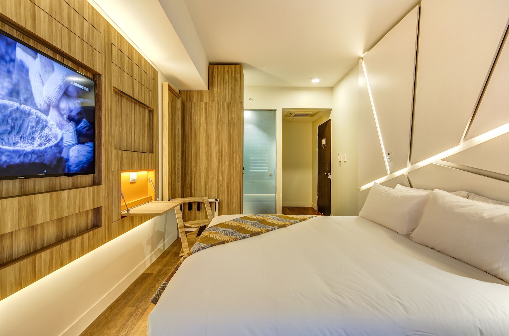 ROOM, KING BED, CORNER