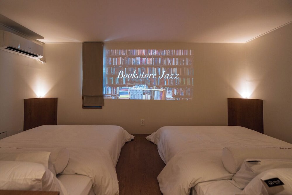 Party, Premier, 2 Queen Beds
