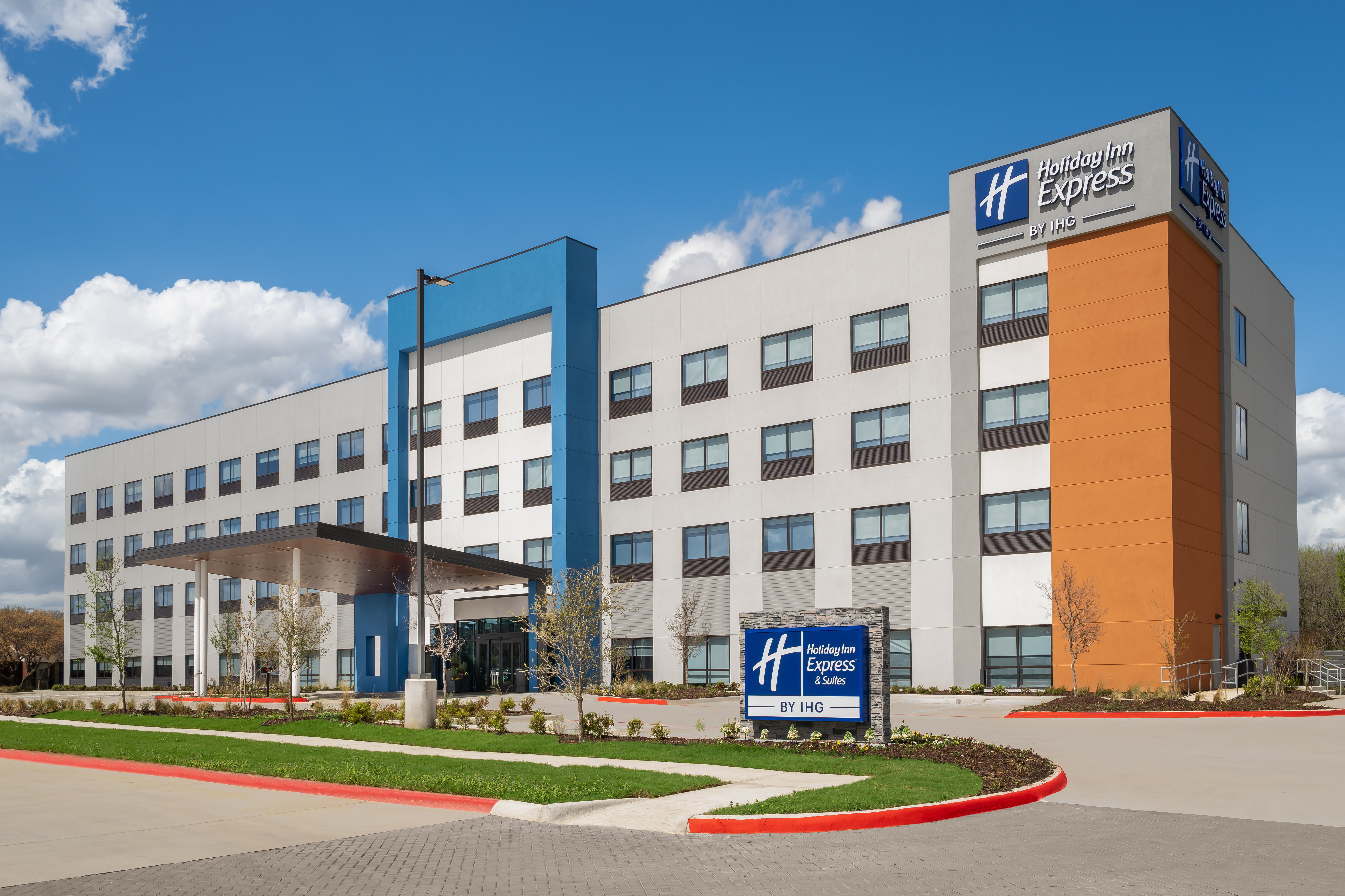 Holiday Inn Express & Suites DFW Airport Southwest Euless 60/62