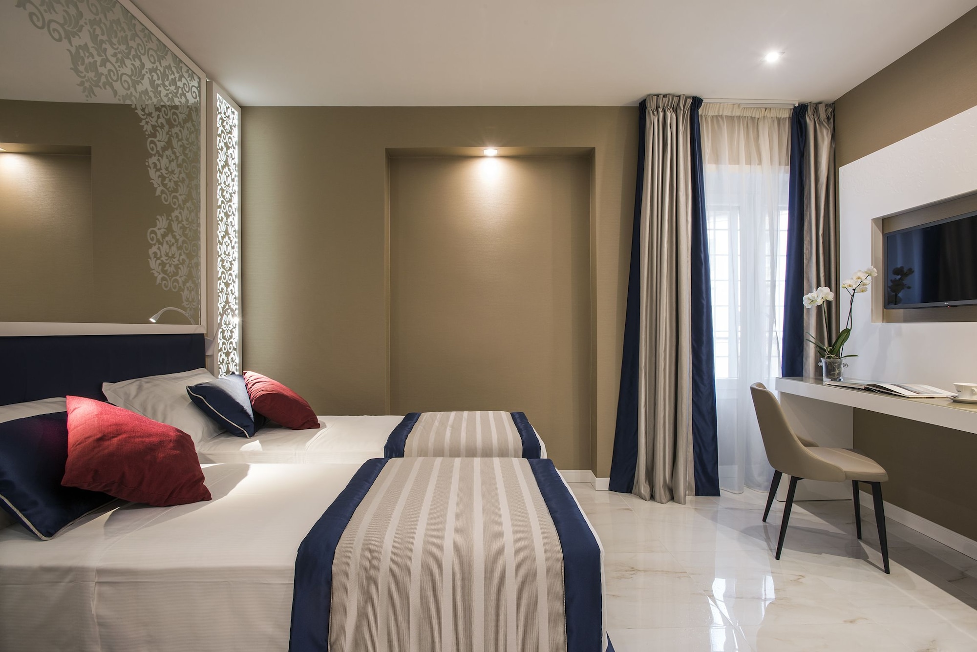 ROOM, DOUBLE BED