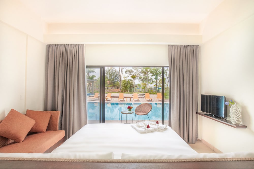 SIGNATURE, DOUBLE BED, POOL VIEW, BALCONY