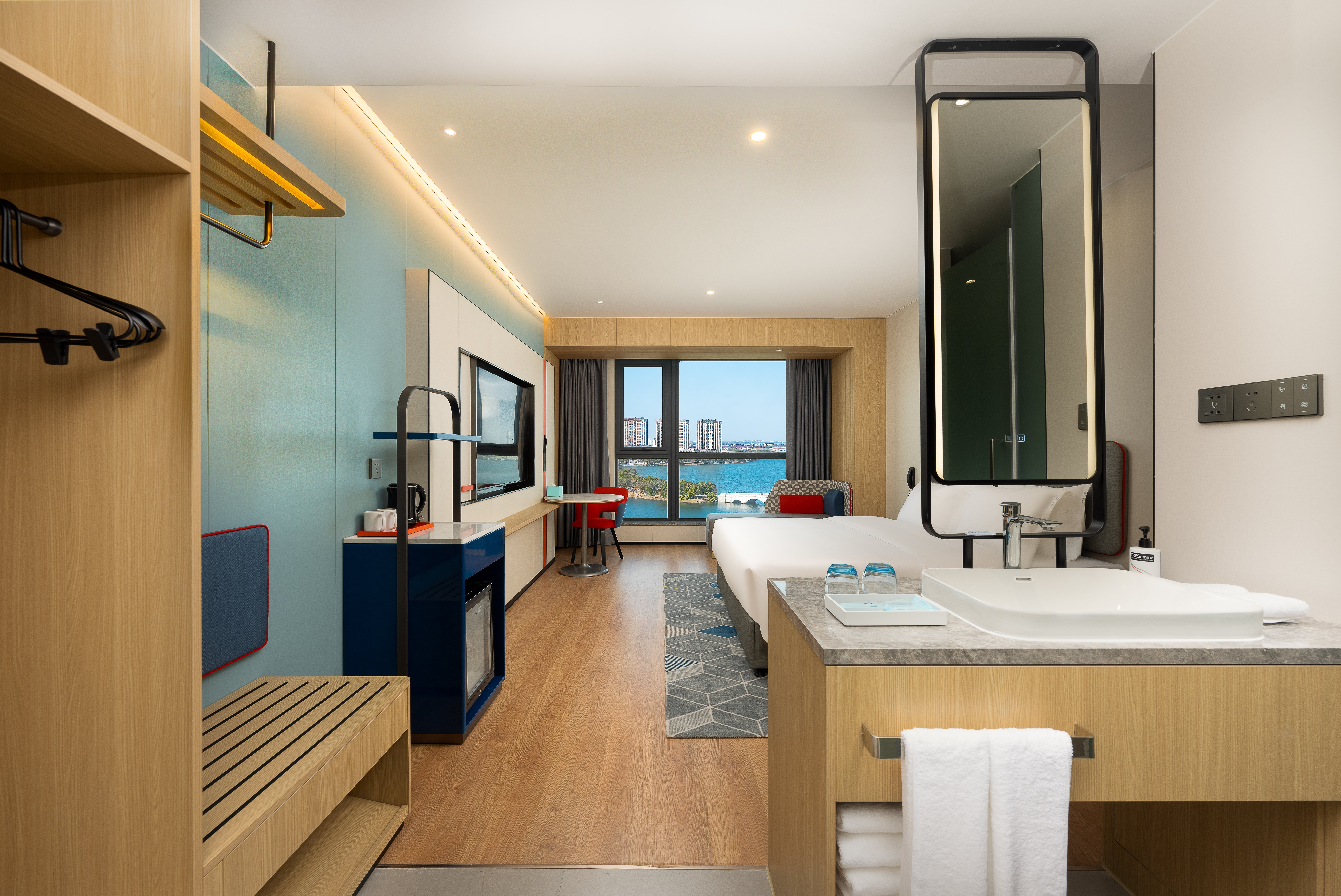 Smart, Standard, King Bed, Lake View