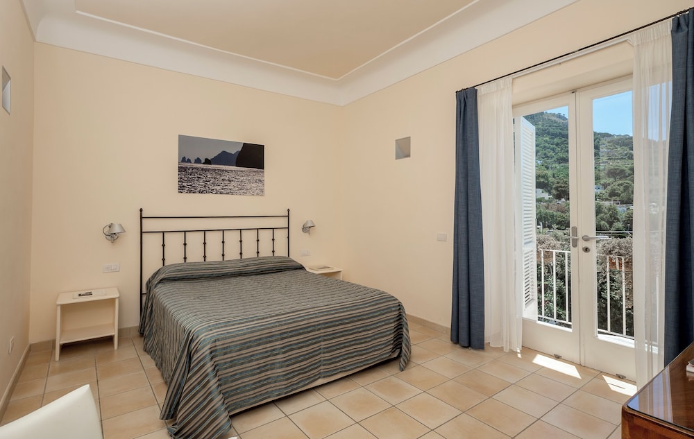 ROOM, DOUBLE BED