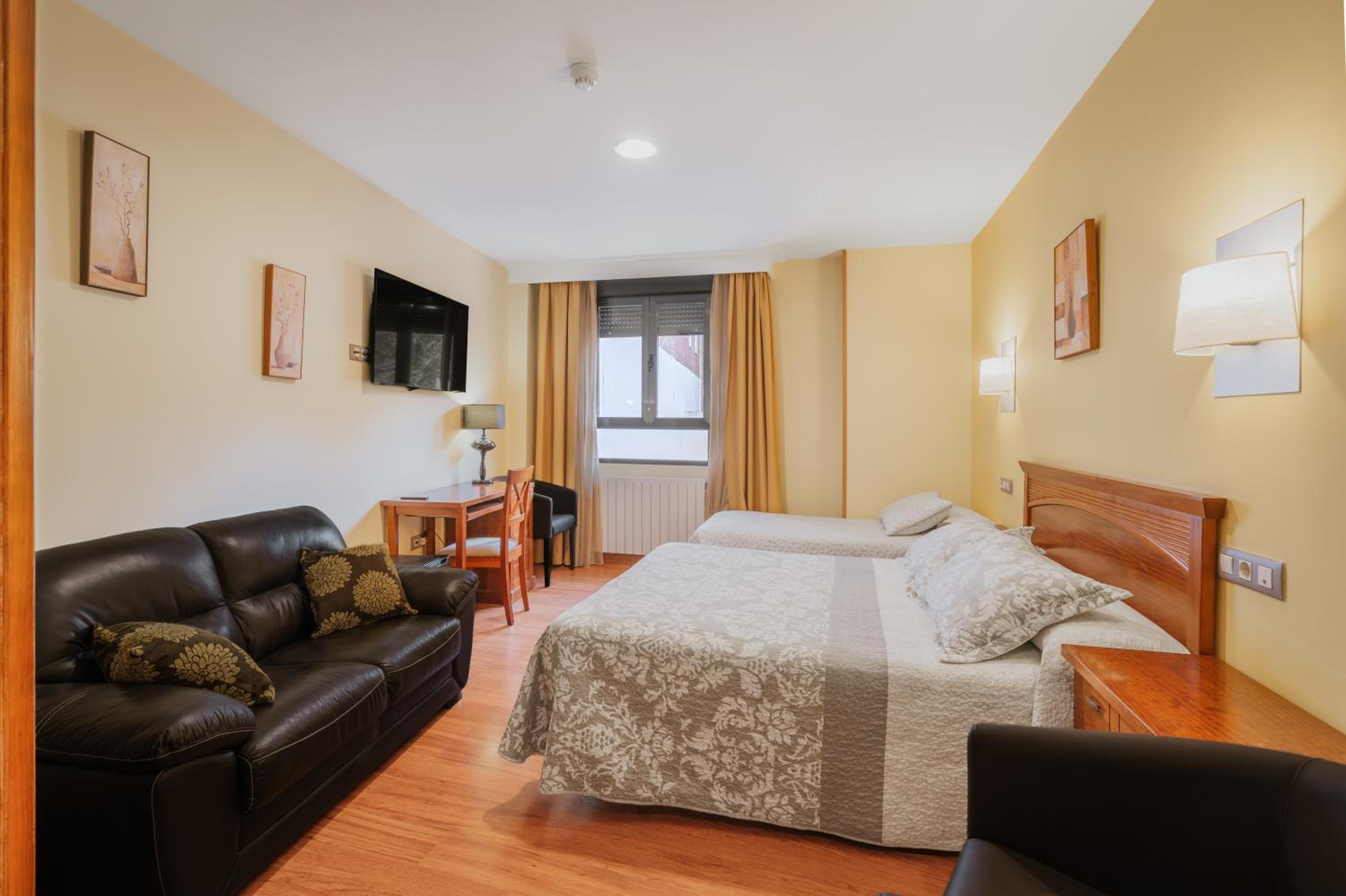 Hotel Reina Isabel 42/57