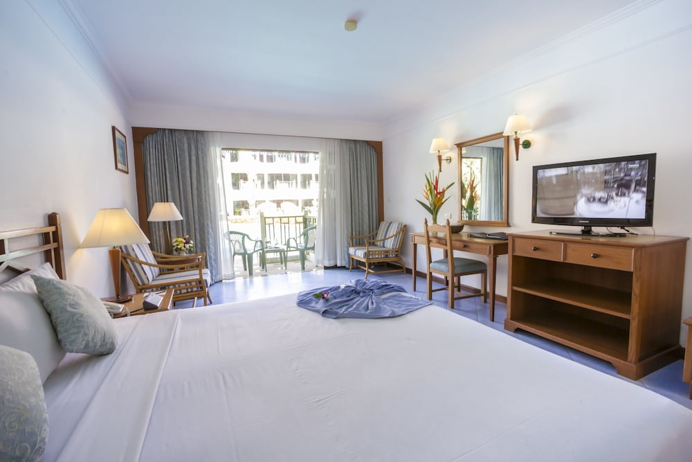 Amora Beach Resort Phuket 27/75