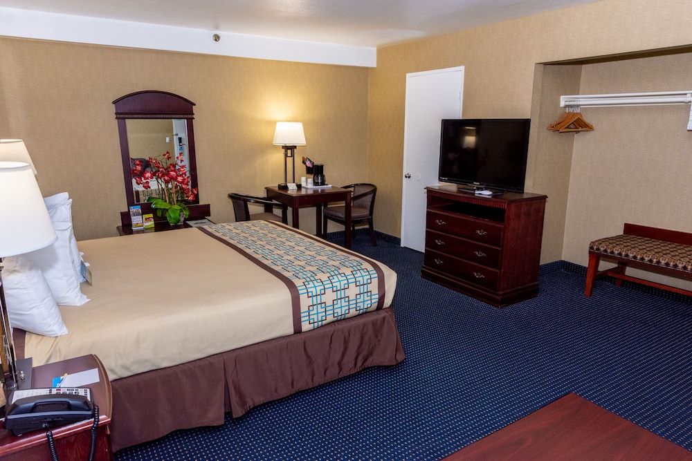 Days Inn & Suites By Wyndham Artesia 11/37