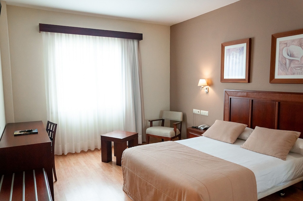 Hotel Santiago Leon 18/50