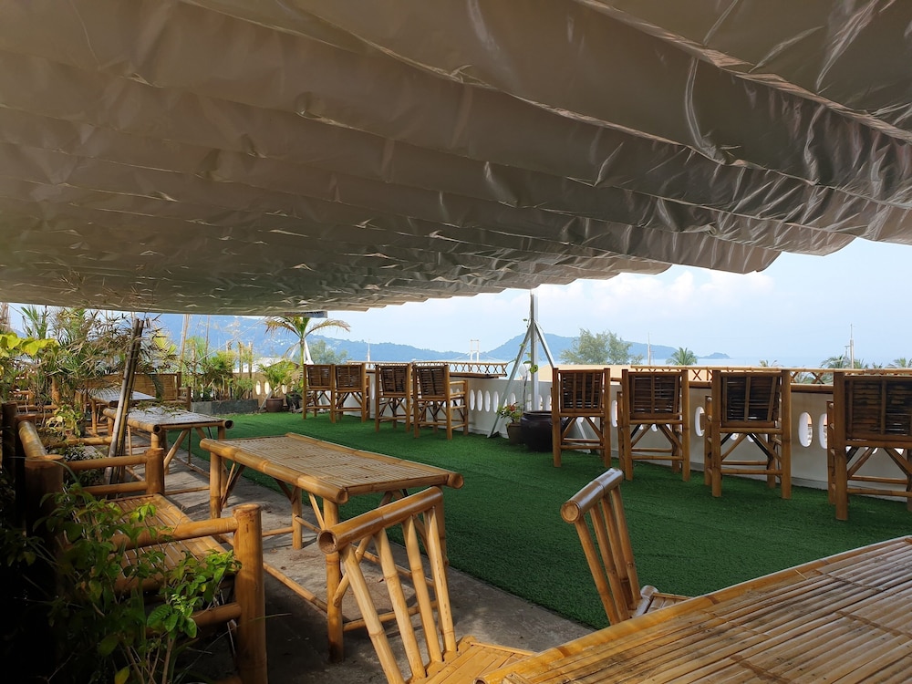 SEVEN SEAS HOTEL 61/64