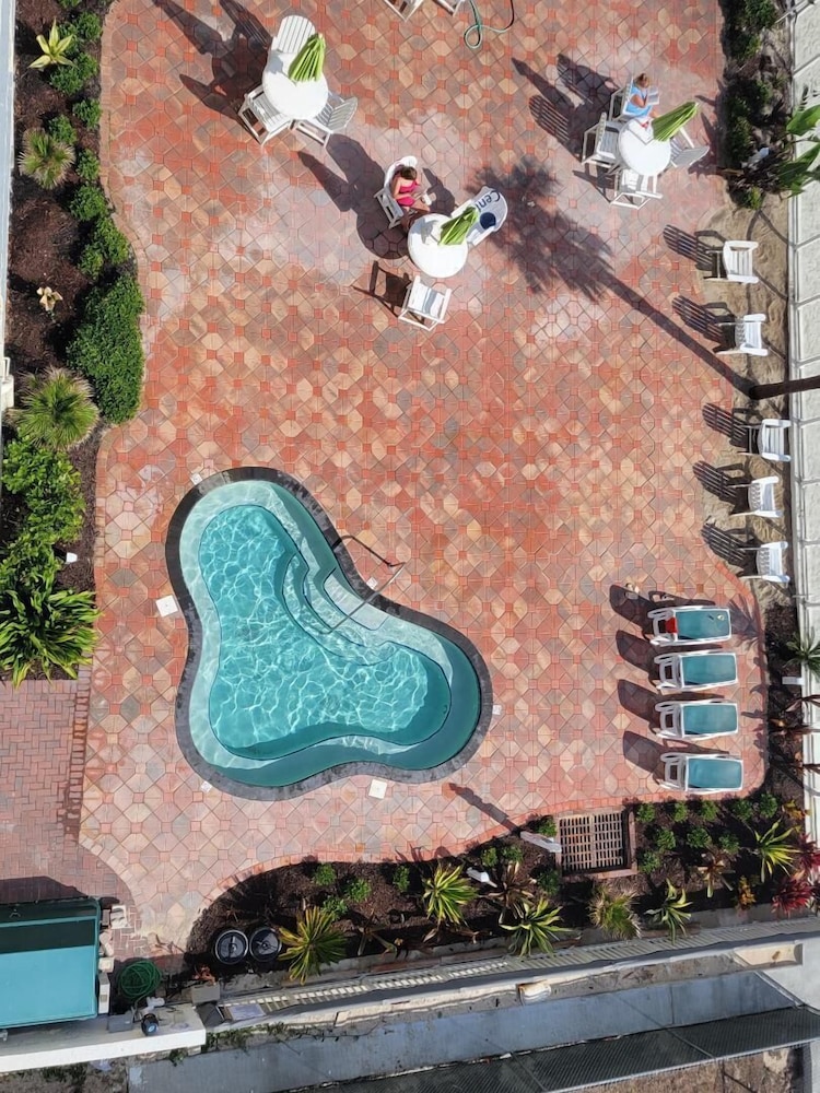 Days Inn by Wyndham Daytona Oceanfront 28/37