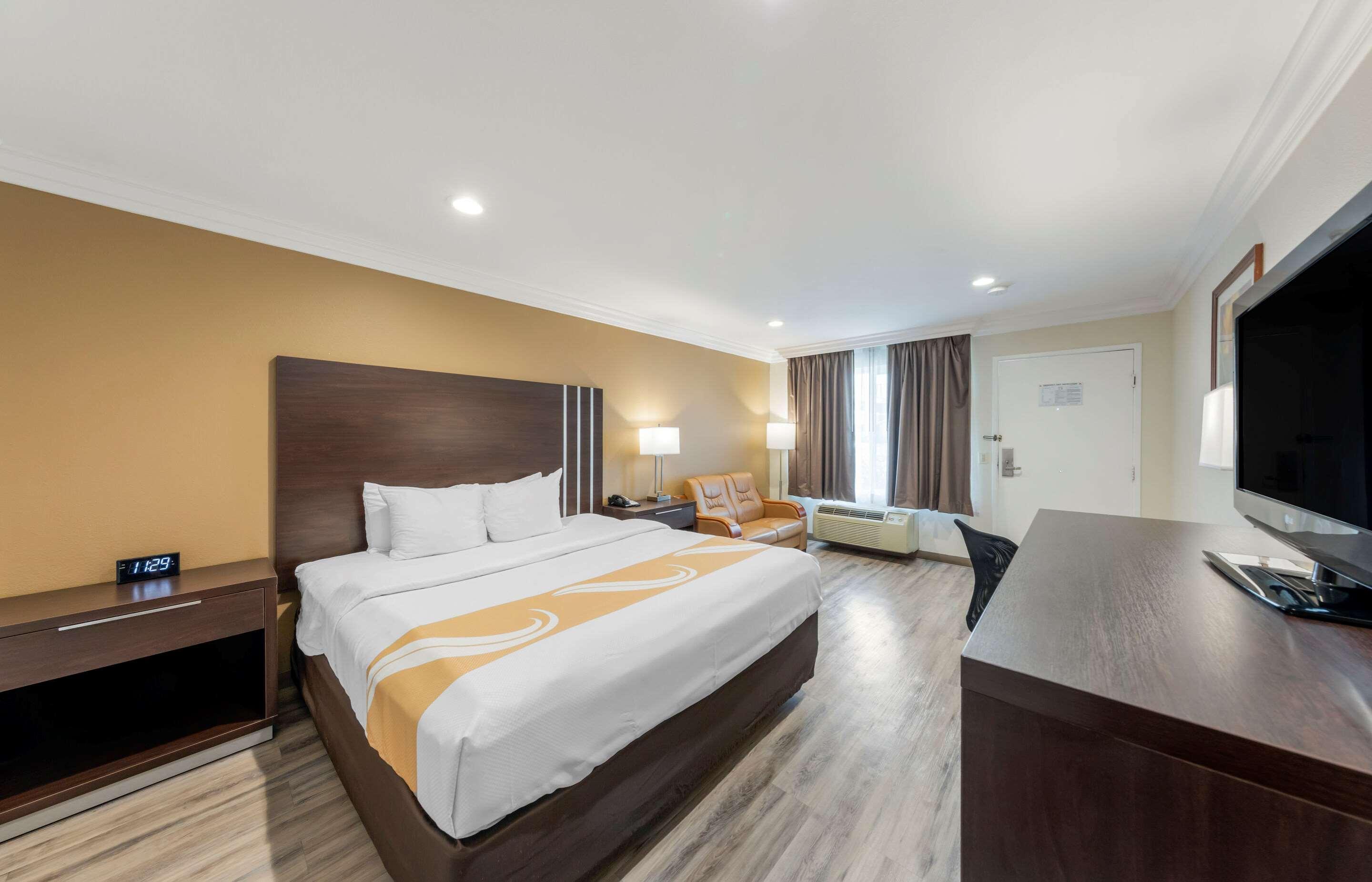 ROOM, KING BED, ACCESSIBLE