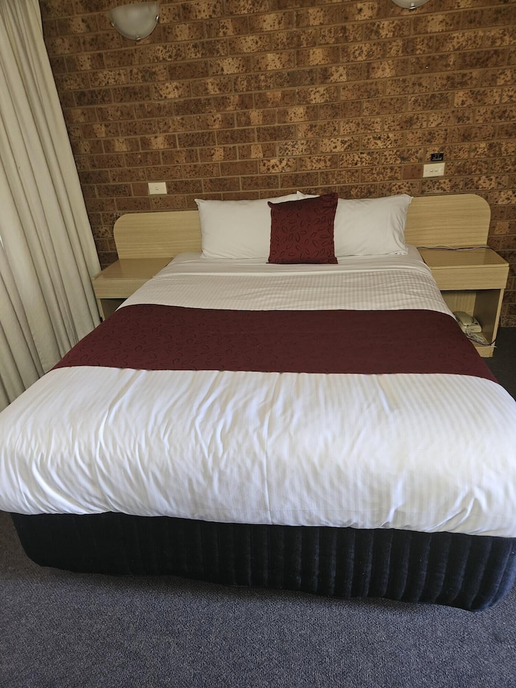 Courtyard Motor Inn 10/36